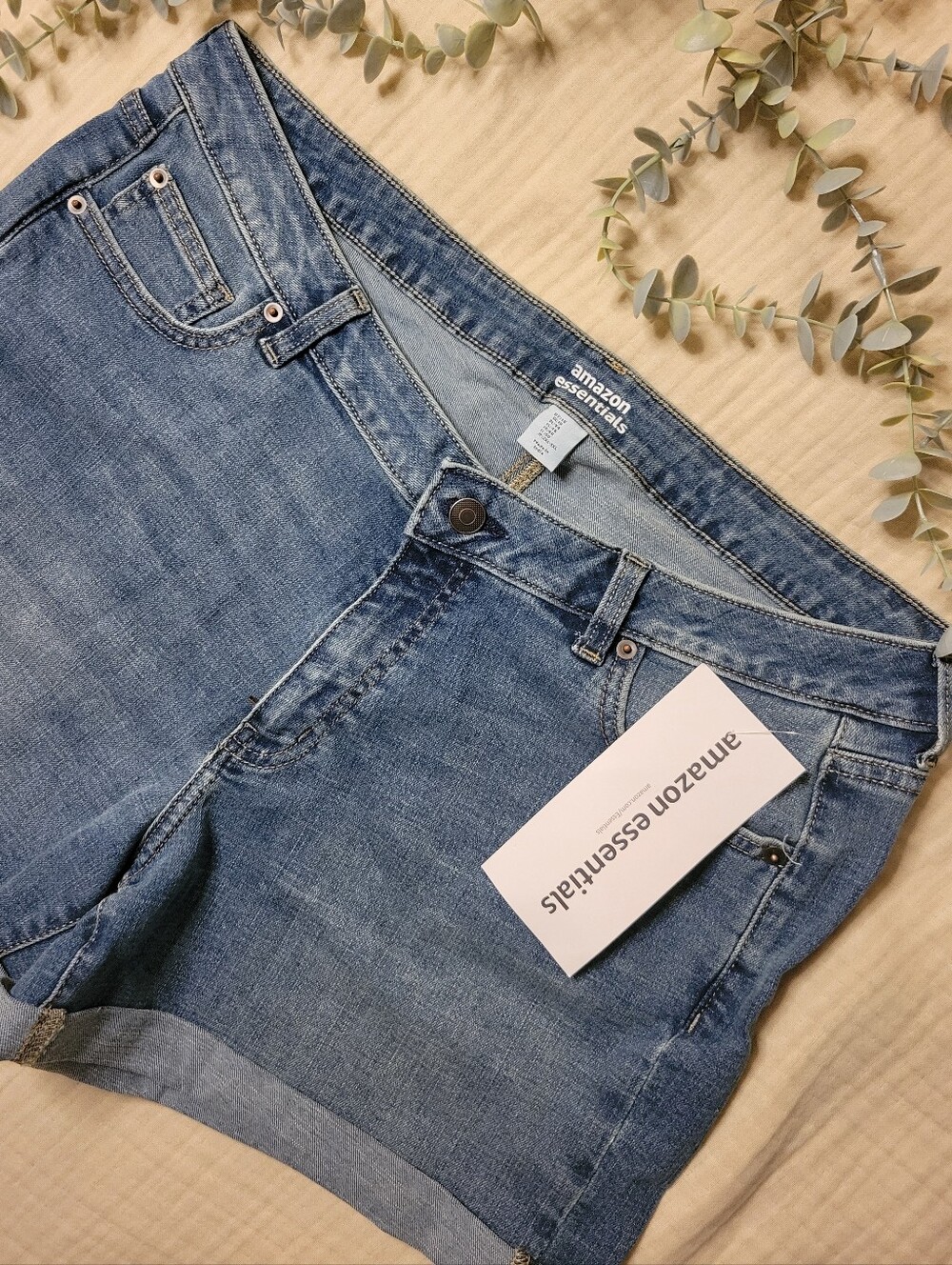 Amazon Essentials Women's Indigo Roll-Hem Denim Shorts